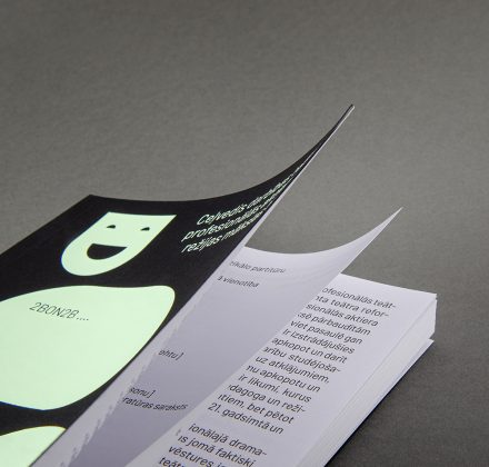 Ceļvedis darbības teātrī: profesionālās aktieru un režijas mākslas teorija